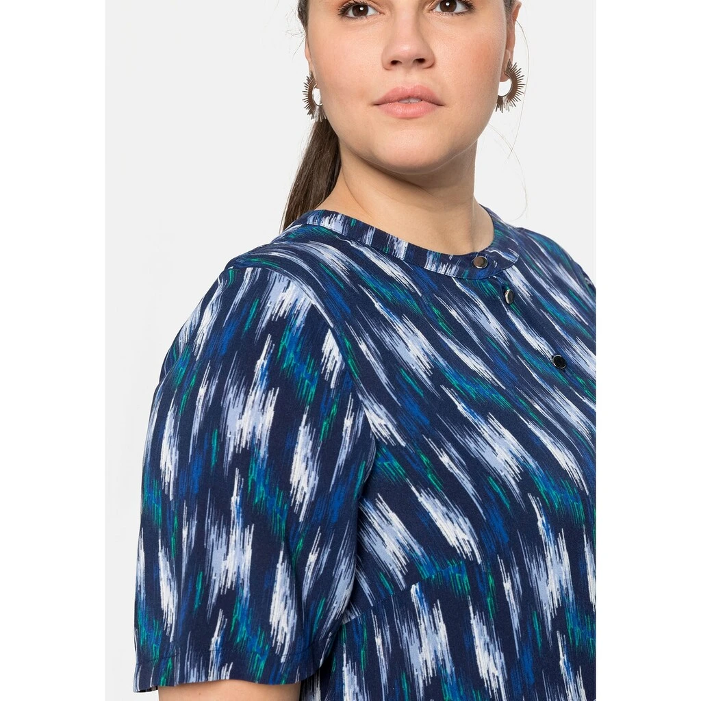 Sheego Sommerkleid »Kleid«, Mit Alloverprint, In Stufen-Optik 4 Sheego Sommerkleid »Kleid«, Mit Alloverprint, In Stufen-Optik – Bild 3