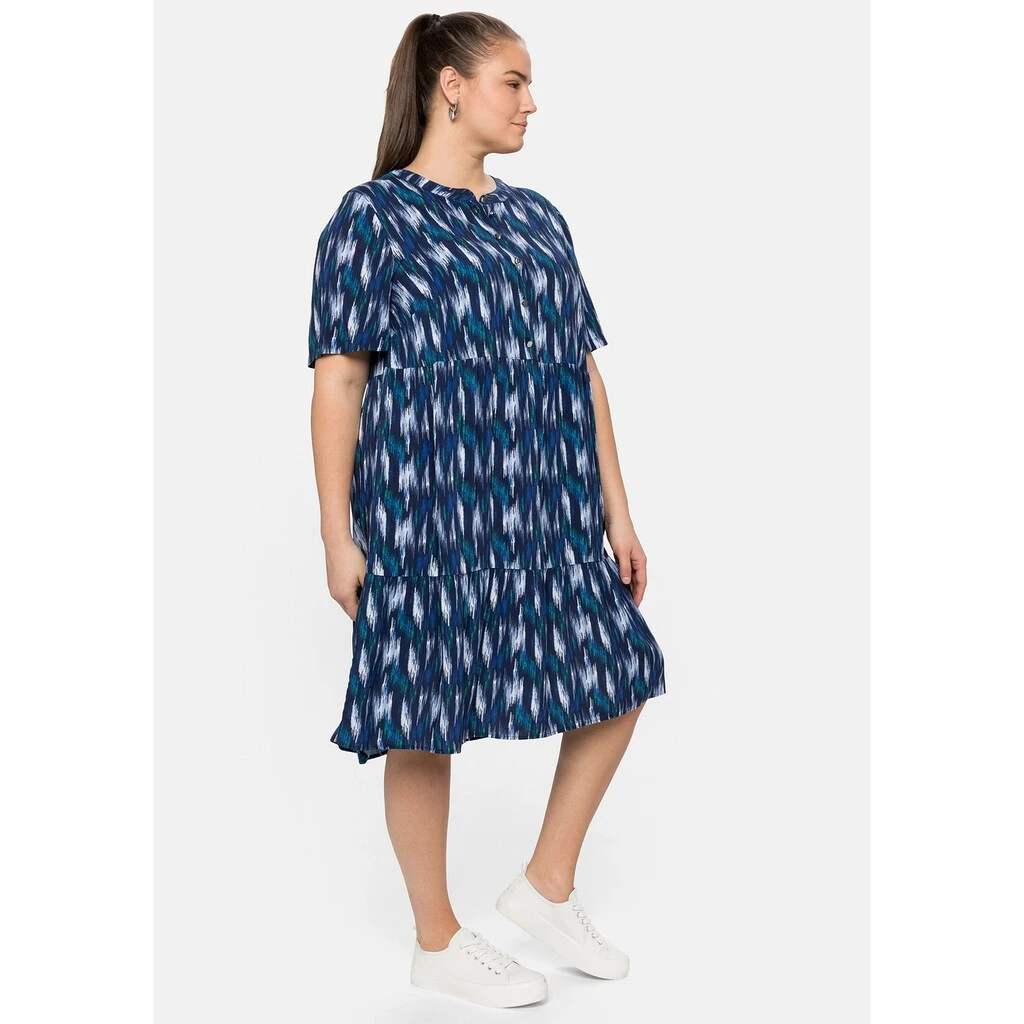 Sheego Sommerkleid »Kleid«, Mit Alloverprint, In Stufen-Optik 6 Sheego Sommerkleid »Kleid«, Mit Alloverprint, In Stufen-Optik – Bild 5